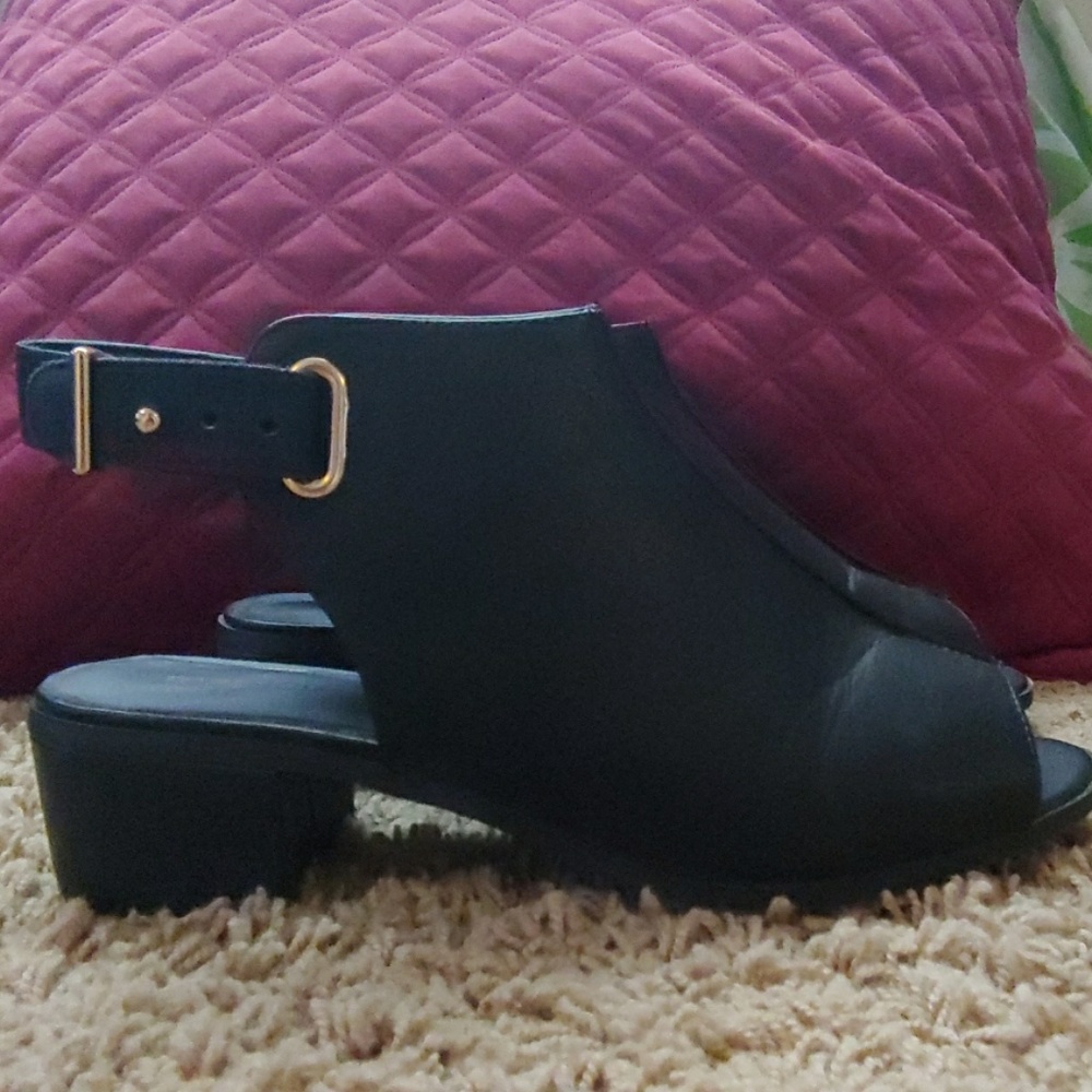 Women's black peep toe shoe